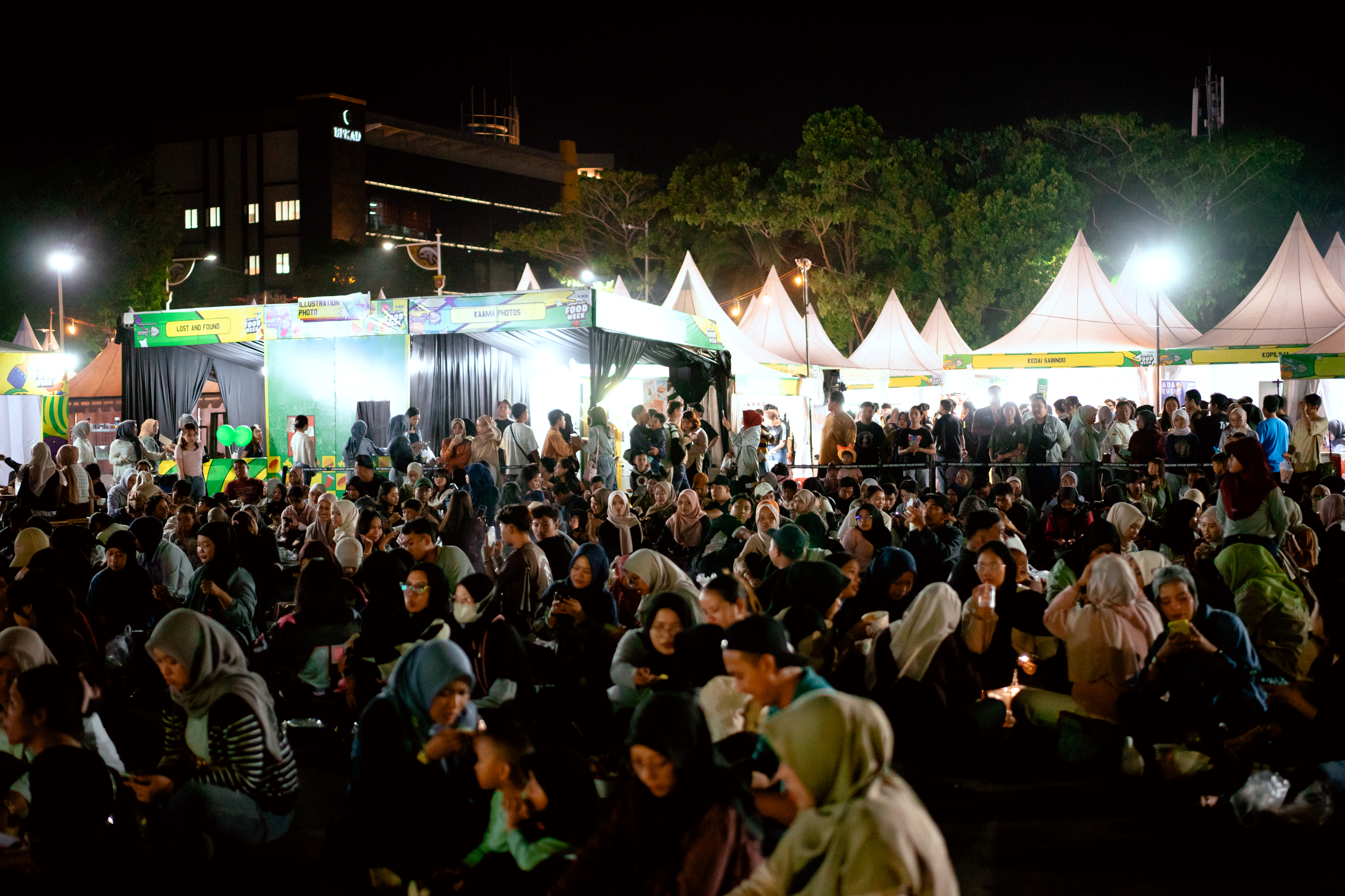 Suasana ramai pengunjung pada malam penutupan Samarinda Food Week (SFW) 2025 di Lapangan Parkir GOR Segiri. (Istimewa)